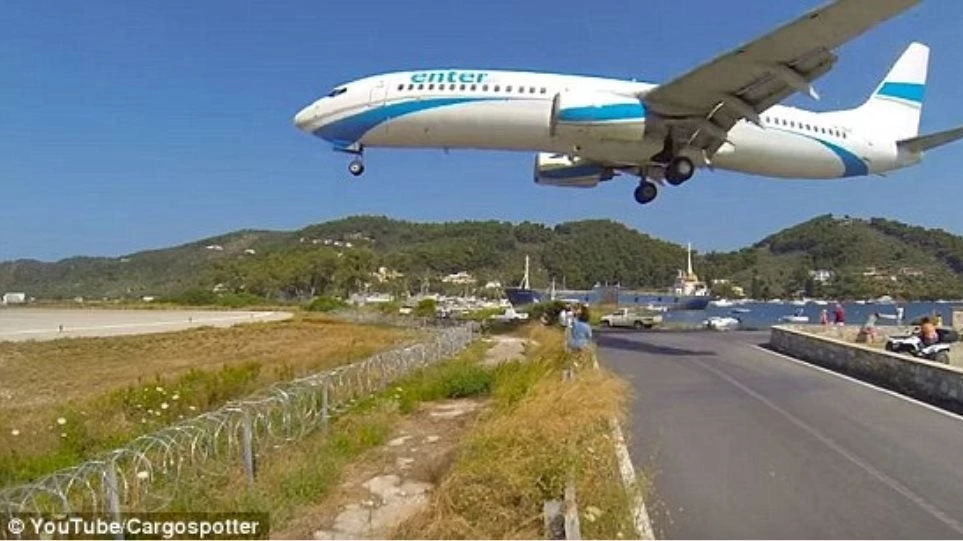 Aπίστευτο περιστατικό κατά τη διάρκεια απογείωσης στο αεροδρόμιο της Σκιάθου – Παιδάκι εκτινάχθηκε